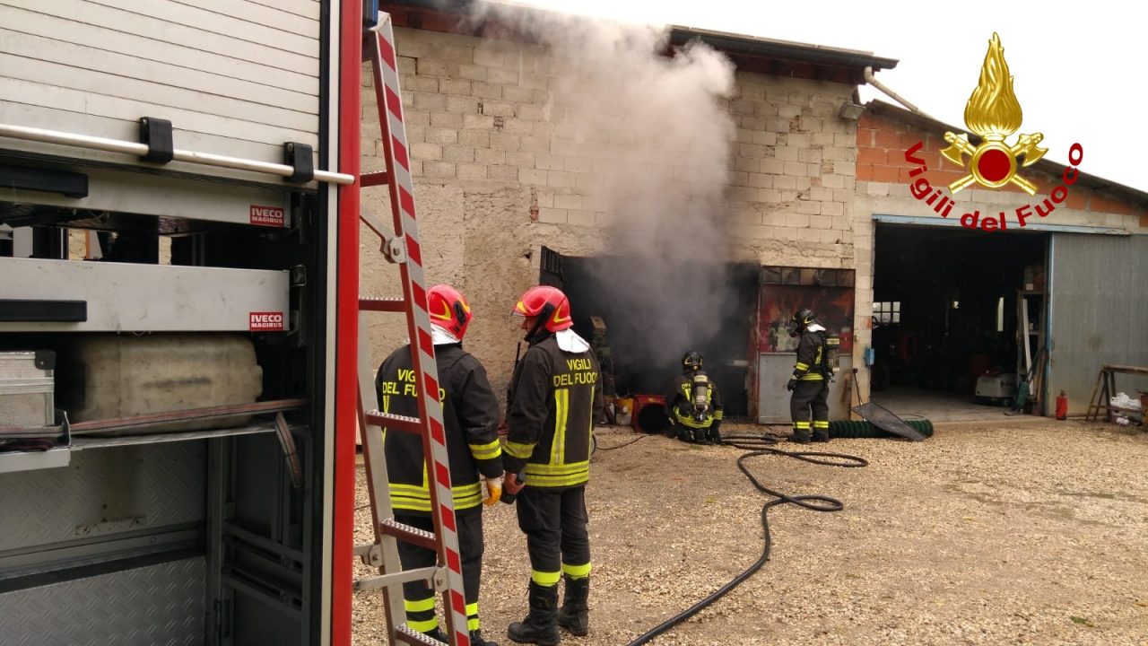 Incendio a Lonigo. Distrutta tutta l'attrezzatura di un'officina ad uso personale.
