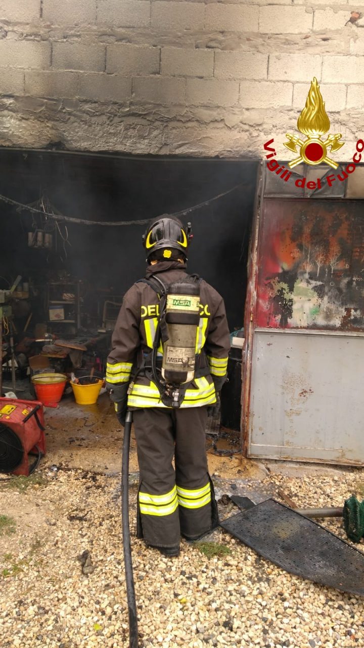 Incendio a Lonigo. Distrutta tutta l'attrezzatura di un'officina ad uso personale.