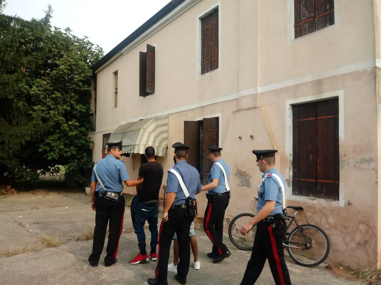 Senzatetto entrano nell’abitazione di un privato e la devastano