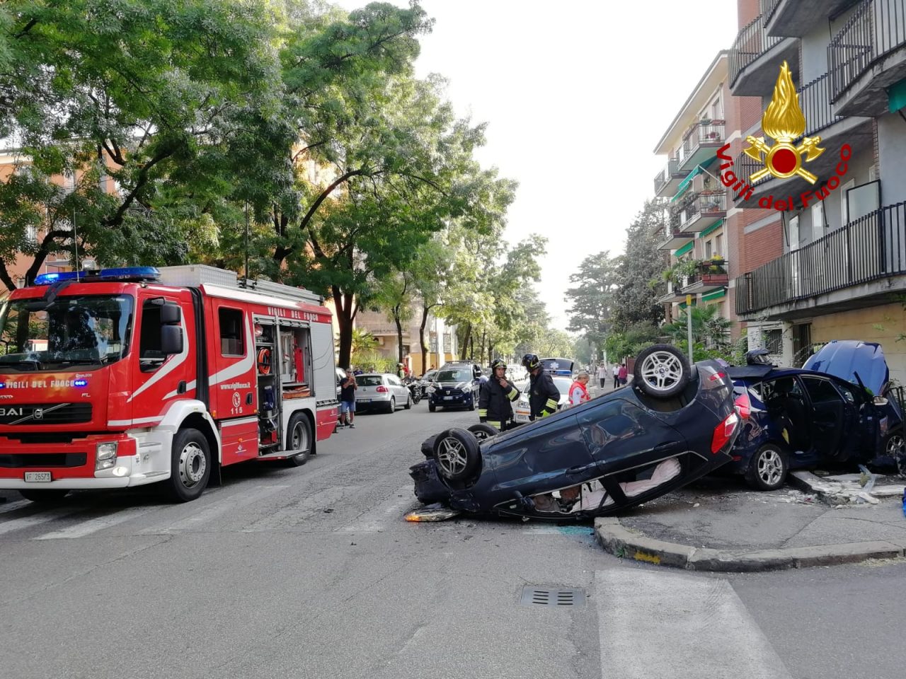 Grosso incidente a Verona, un’auto ribaltata e un ferito FOTO