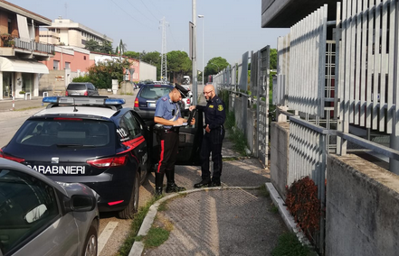 Spaccia e aggredisce i Carabinieri davanti al Sert