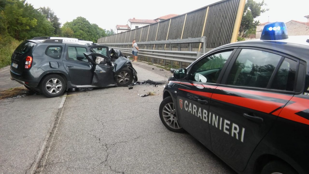 Perde il controllo e sbatte contro il guard rail