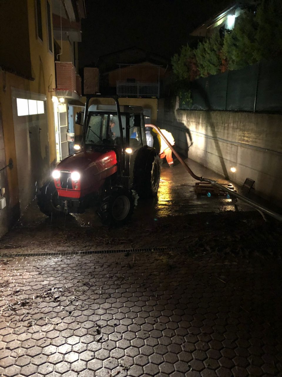 Danni da maltempo: allagamenti in provincia. Esondazione di fossi e tombini che tracimano, la situazione è critica.