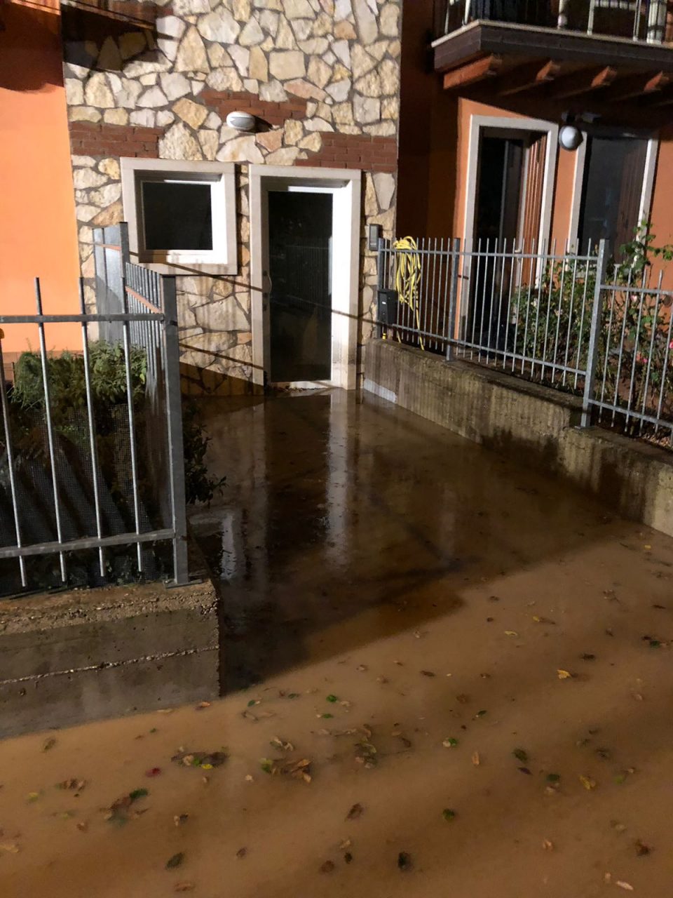 Danni da maltempo: allagamenti in provincia. Esondazione di fossi e tombini che tracimano, la situazione è critica.