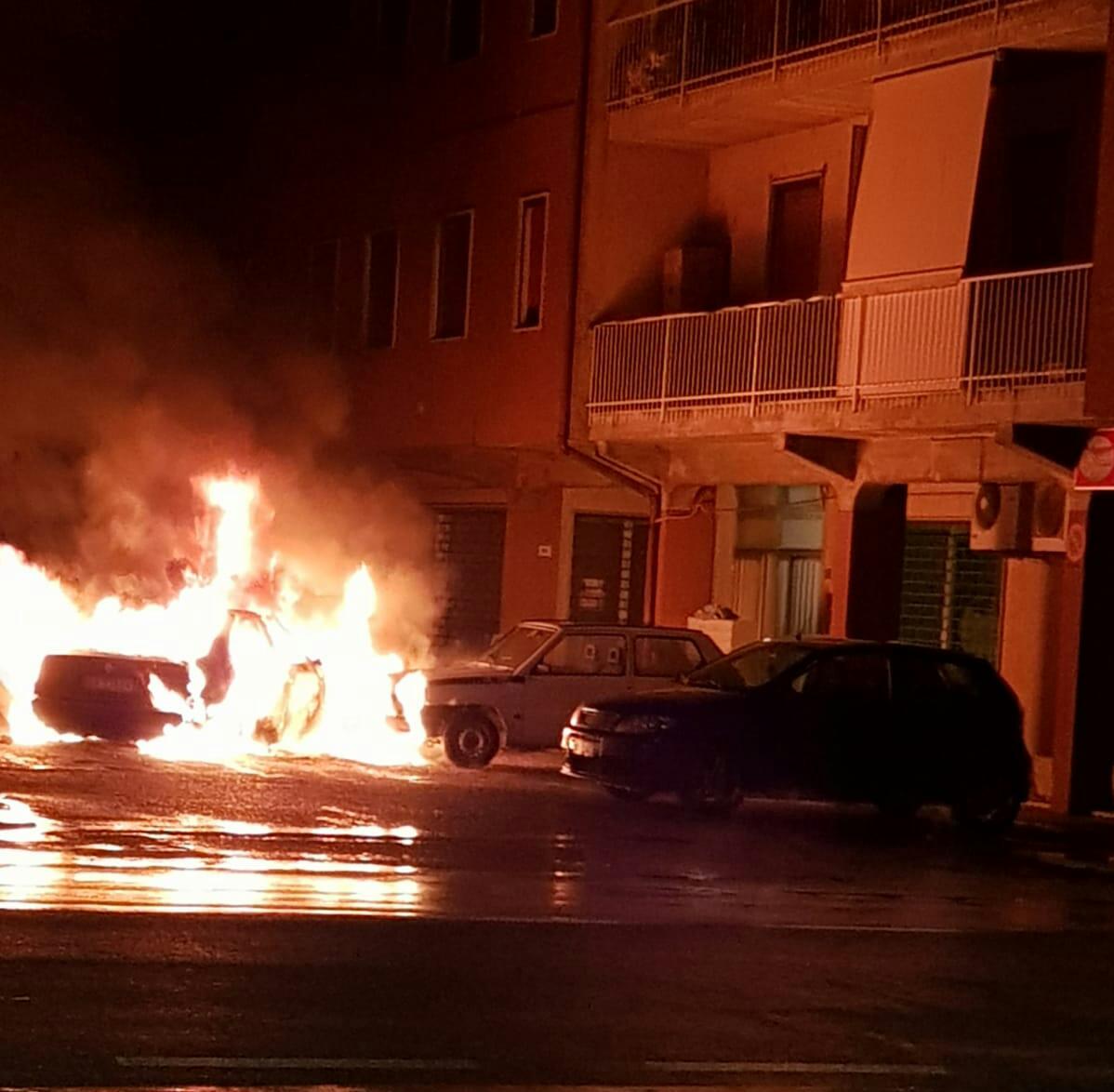 Auto in fiamme: arrestata una donna