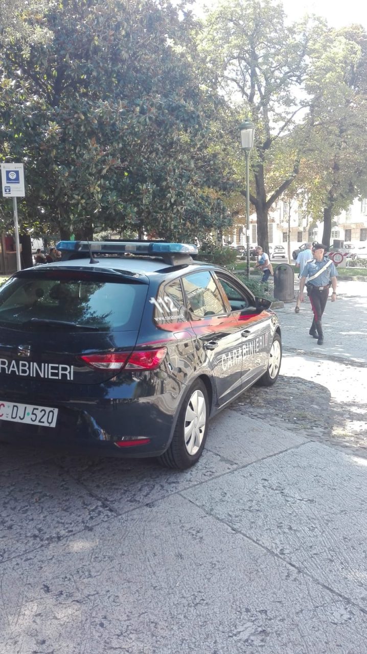 Furto su auto in sosta, arrestato il colpevole