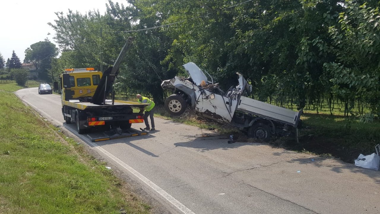 Esce di strada, perde la vita un uomo. L'incidente è avvenuto alle 11.45 tra Lavagno e San Martino Buon Albergo. L'uomo era di Isola Rizza.