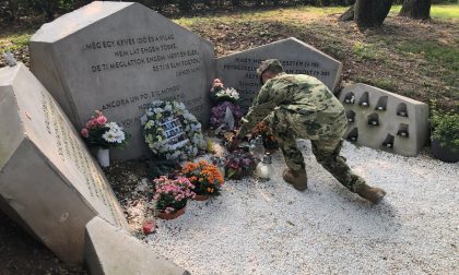 Incidente in A4, omaggio degli allievi dell’esercito ungherese al memoriale delle vittime