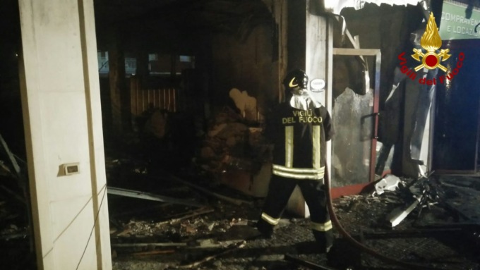 Esplosione: ferito un passante 50 persone evacuate