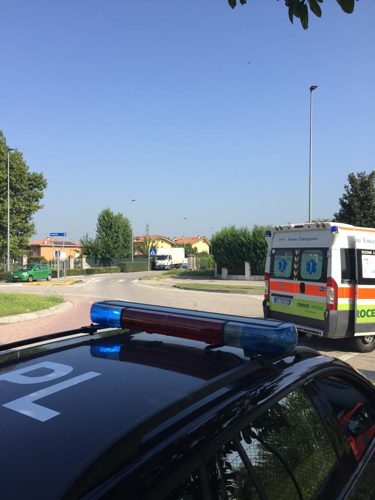 Incidente alla rotonda, ferito un uomo