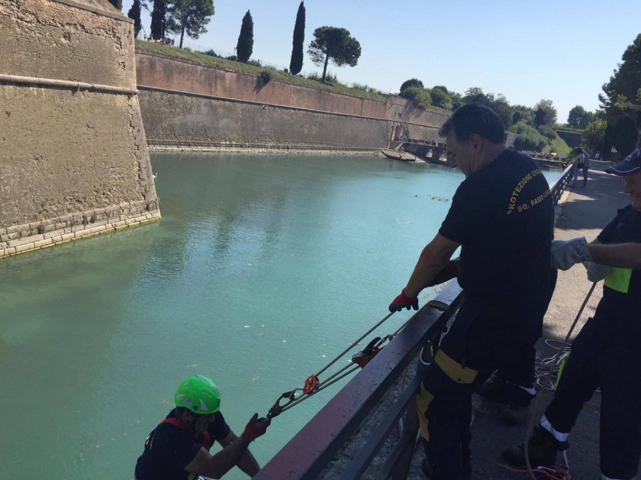 Muniti di caschetti e attrezzi, gli uomini della Protezione Civile di Peschiera del Garda hanno tagliato i rami che si sono insediati nelle mura veneziane.