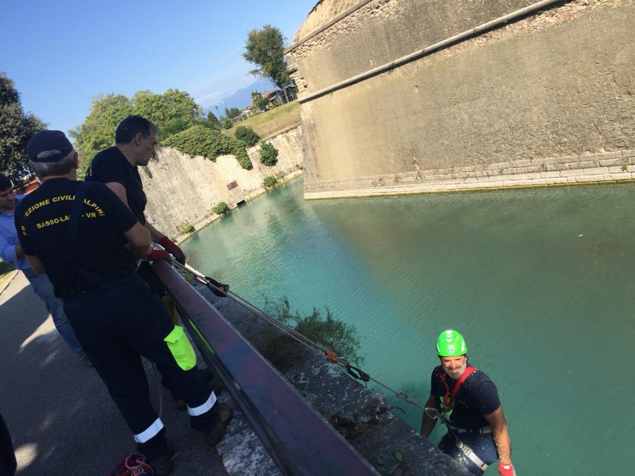 Muniti di caschetti e attrezzi, gli uomini della Protezione Civile di Peschiera del Garda hanno tagliato i rami che si sono insediati nelle mura veneziane.