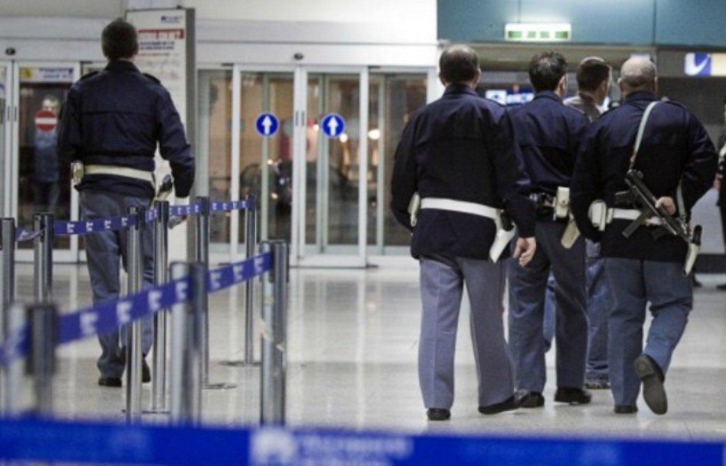 Documenti falsi in aereoporto e ordini di carcerazione pendenti
