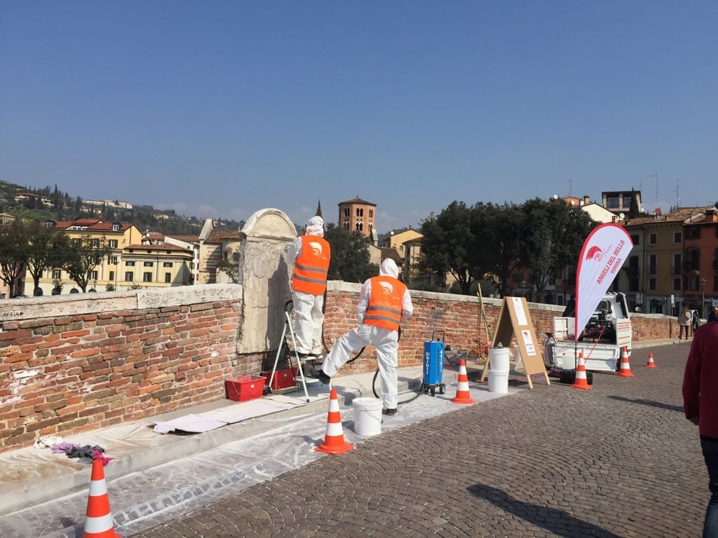 Ponte Pietra ripulito dalle scritte