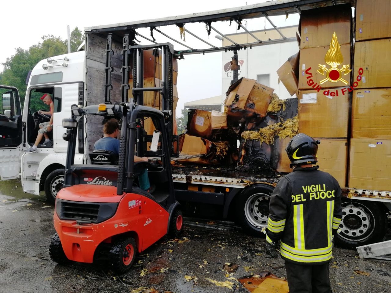 Incendio autotreno a Salizzole