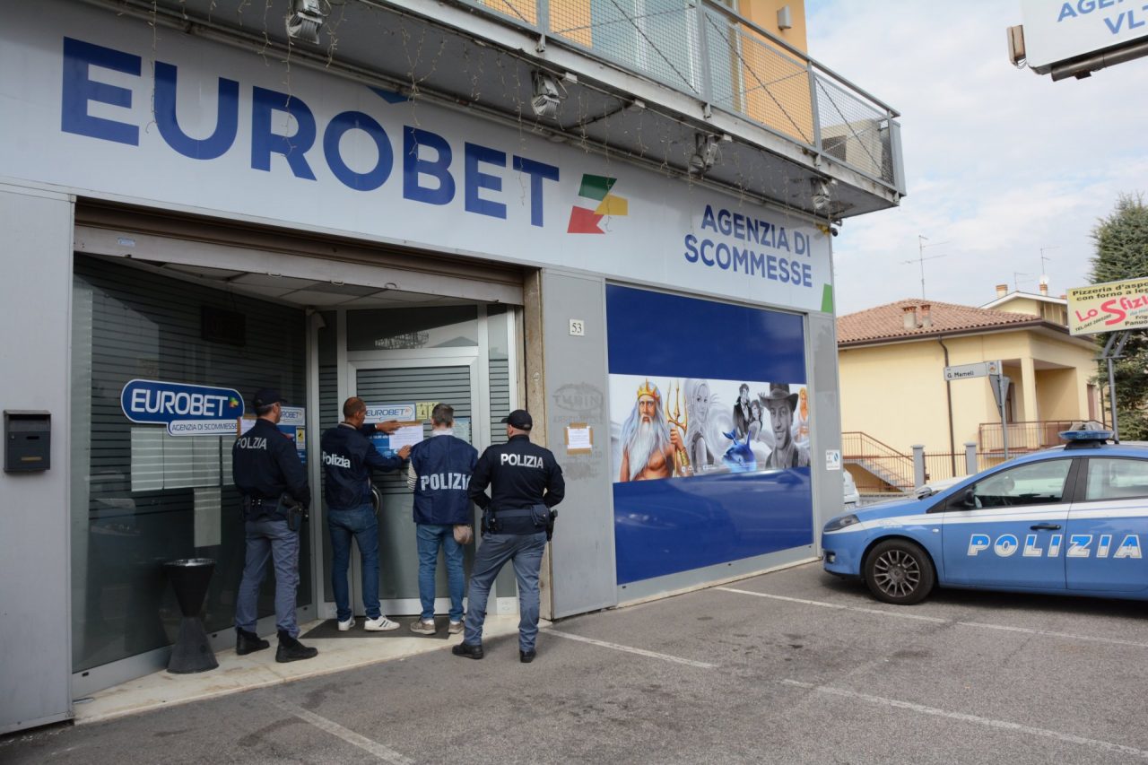 Minorenni facevano scommesse, chiusa sala slot di Castel d’Azzano