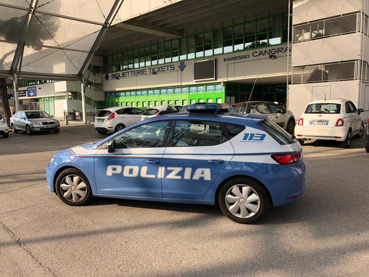 Lancia sassi dal ciglio della strada: espulso straniero irregolare