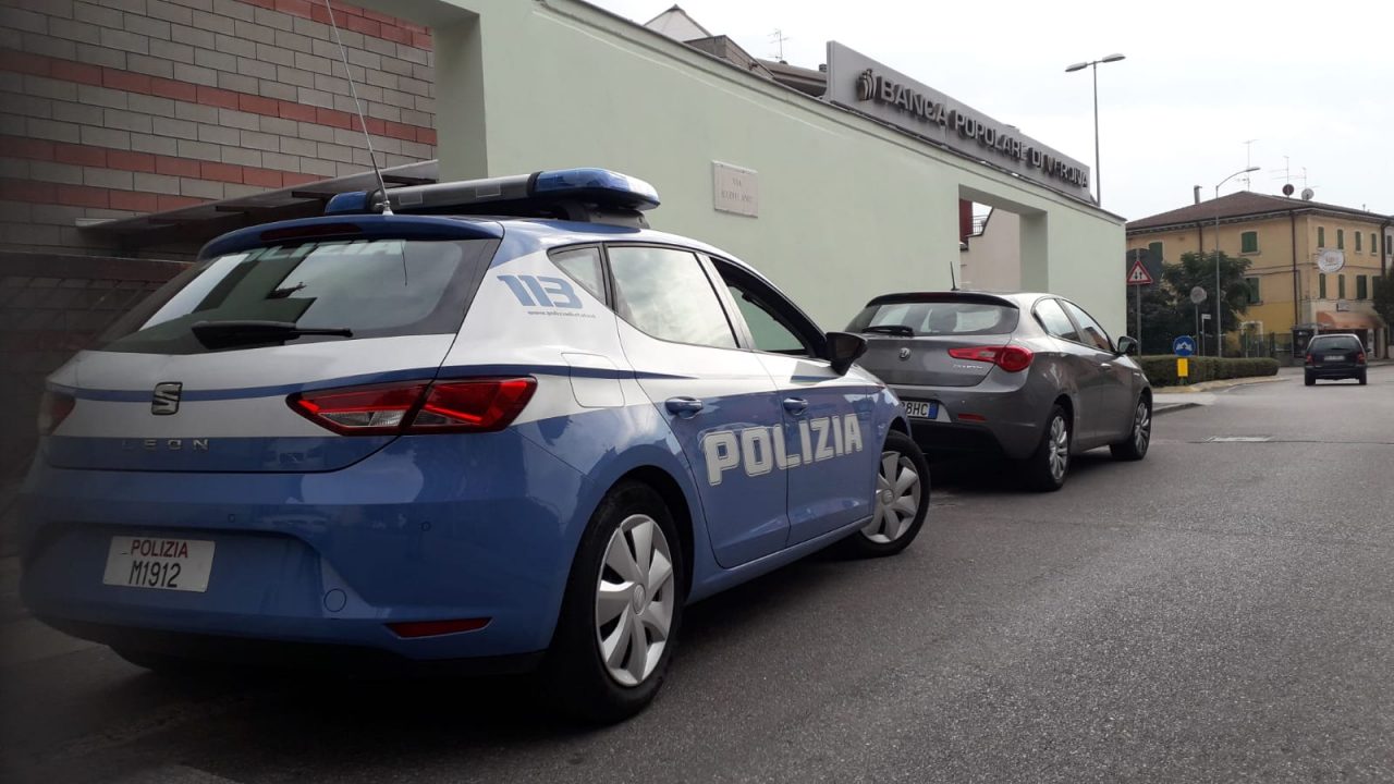 Ruba il tablet ad un operaio in pausa, arrestato dalla Polizia
