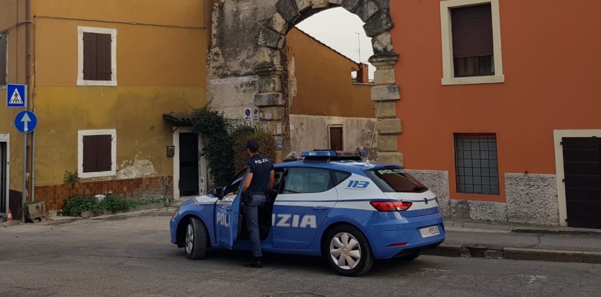 Finiscono i lavori e derubano l’abitazione, operai in manette