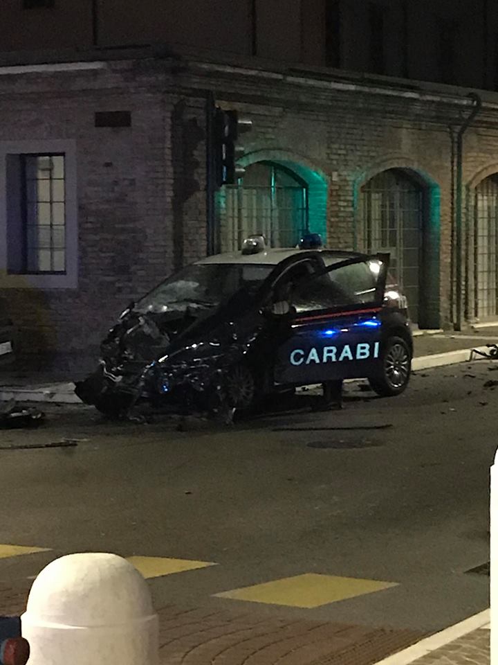 Incidente a Legnago auto dei carabinieri distrutta