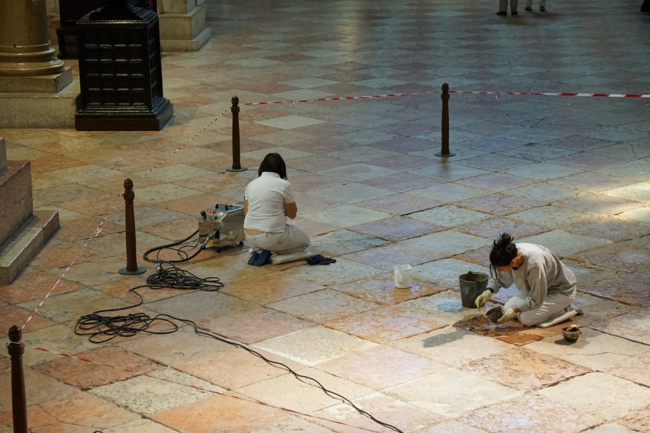 Basilica di San Zeno: il restauro. Finanziato dall’Associazione Chiese Vive, un’estesa porzione di conci che compongono la scacchiera dell’aula plebana è in restauro.