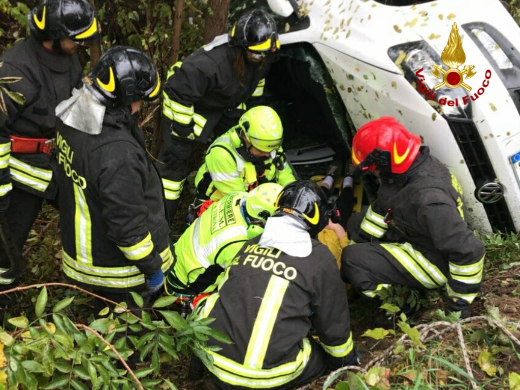 Incidente sulla via Mantovana, persona rimane incastrata tra le lamiere
