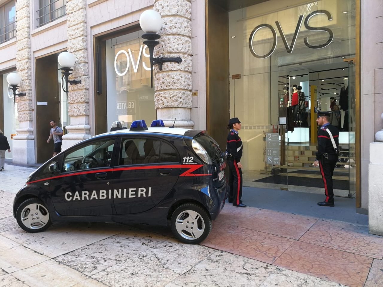 Ladre in azione in un negozio del centro di Verona