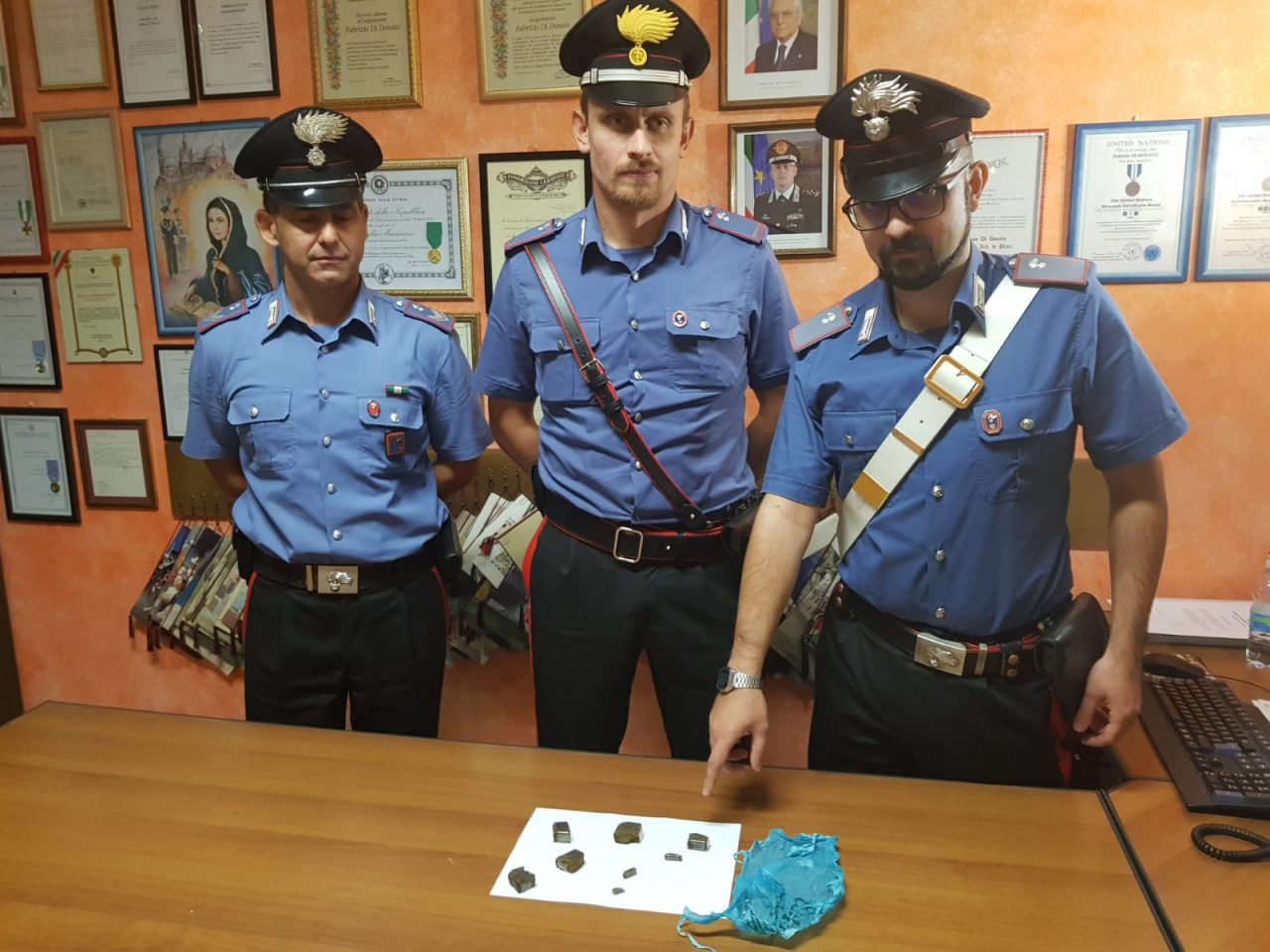 Giovane scappa alla vista dei carabinieri, scoperto con mezzo etto di droga