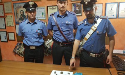 Giovane scappa alla vista dei carabinieri, scoperto con mezzo etto di droga
