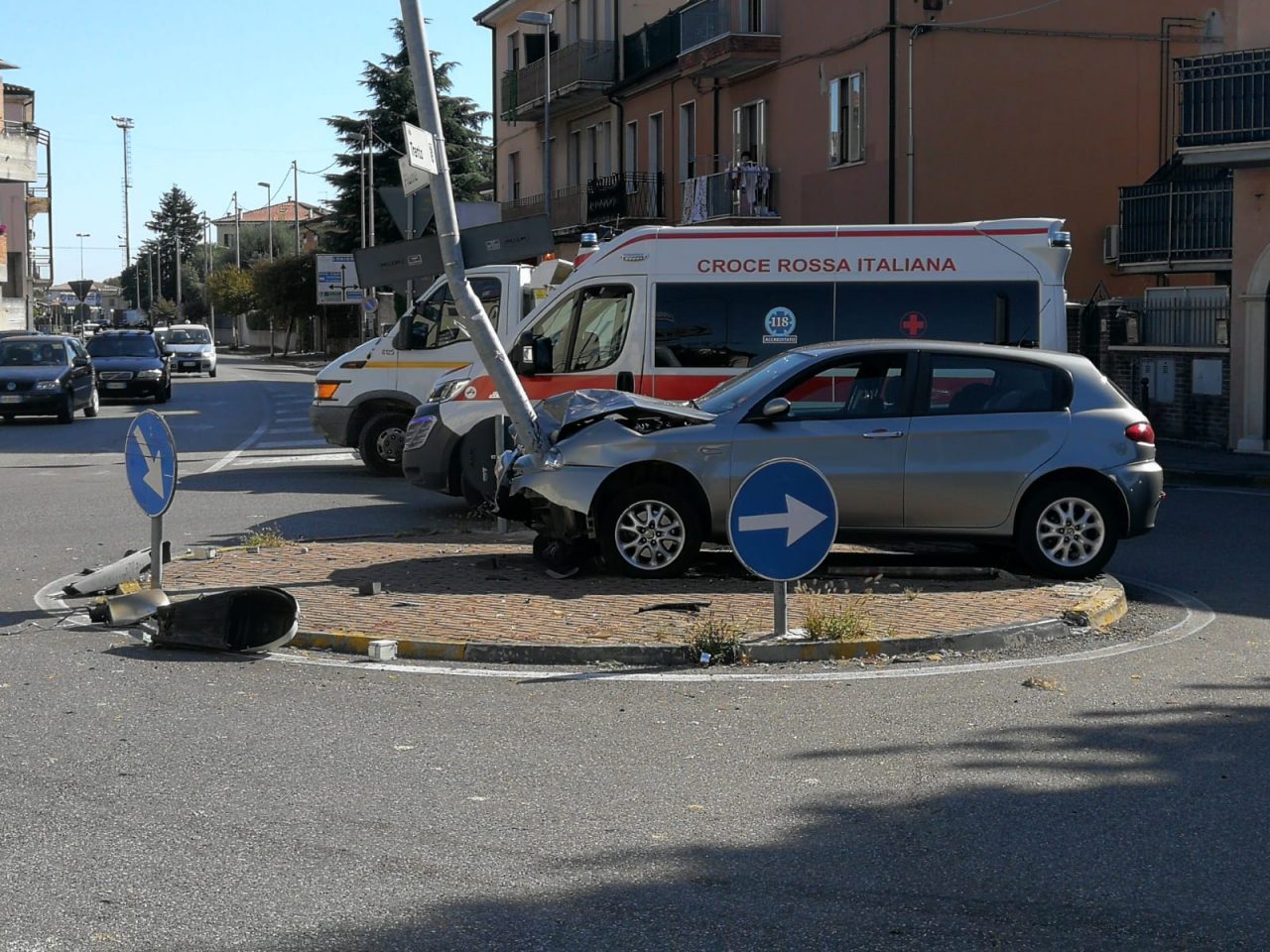 Perde il controllo dell’auto e si schianta contro un palo della luce FOTO
