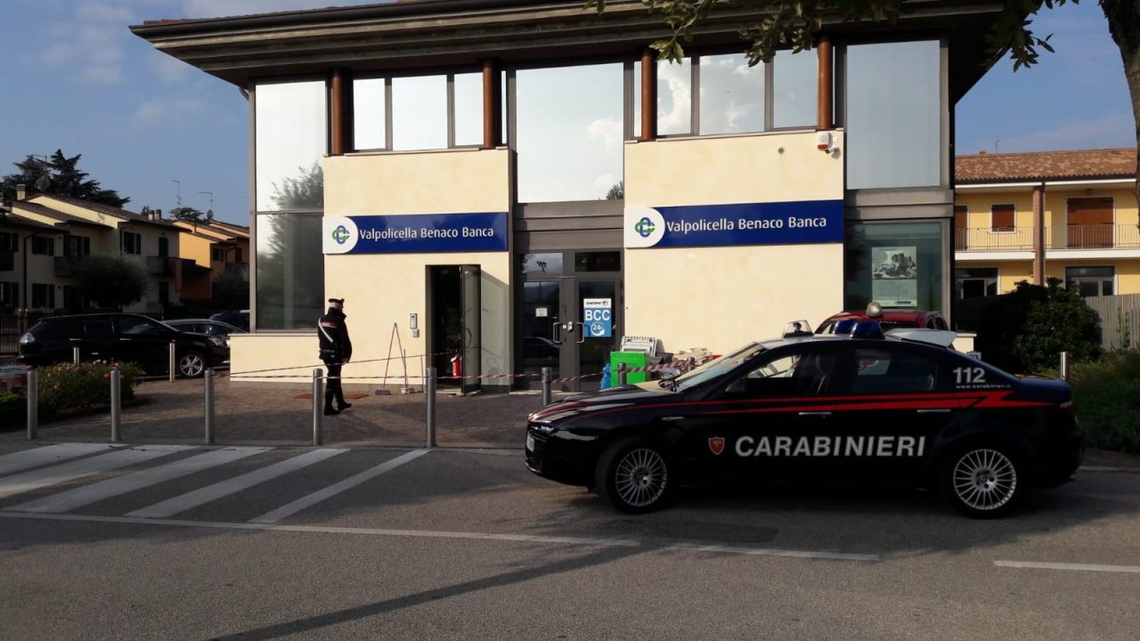 Maviventi fanno esplodere sportello bancomat e portano via il denaro