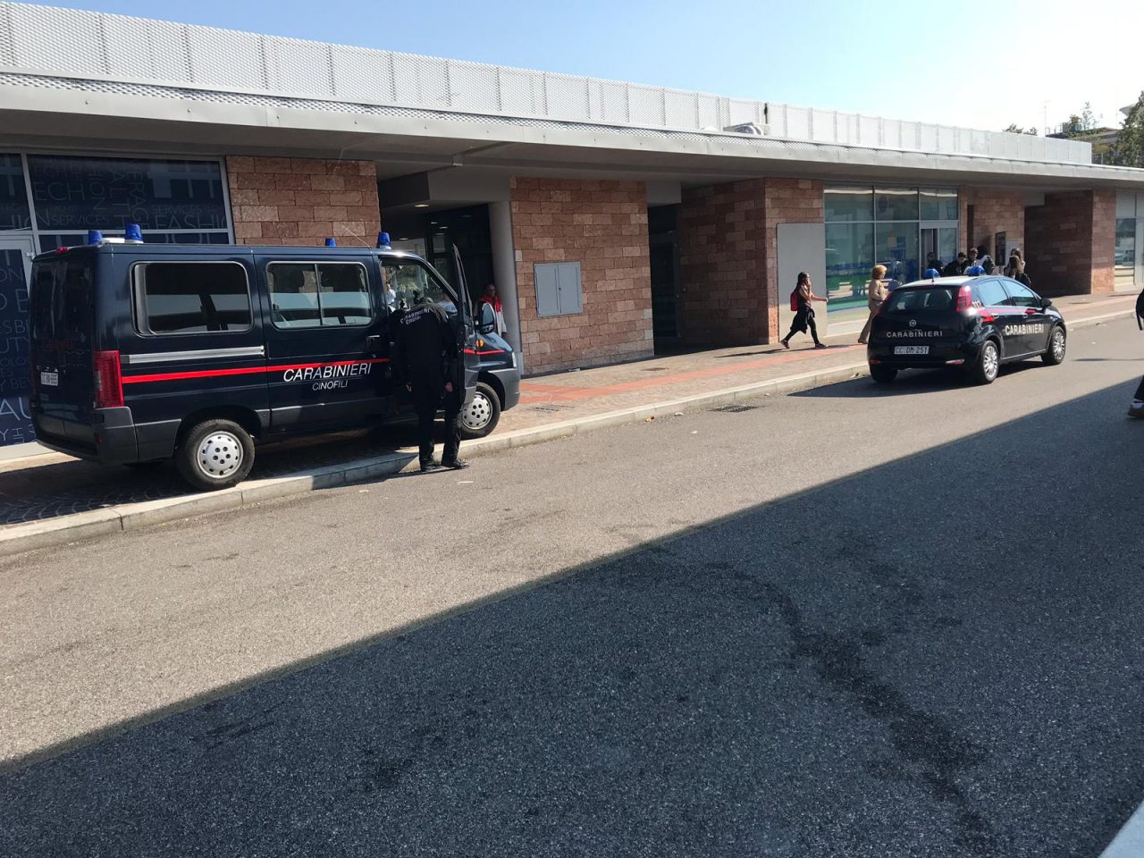 Cani antidroga sui bus veronesi, maxi operazione dei carabinieri contro lo spaccio