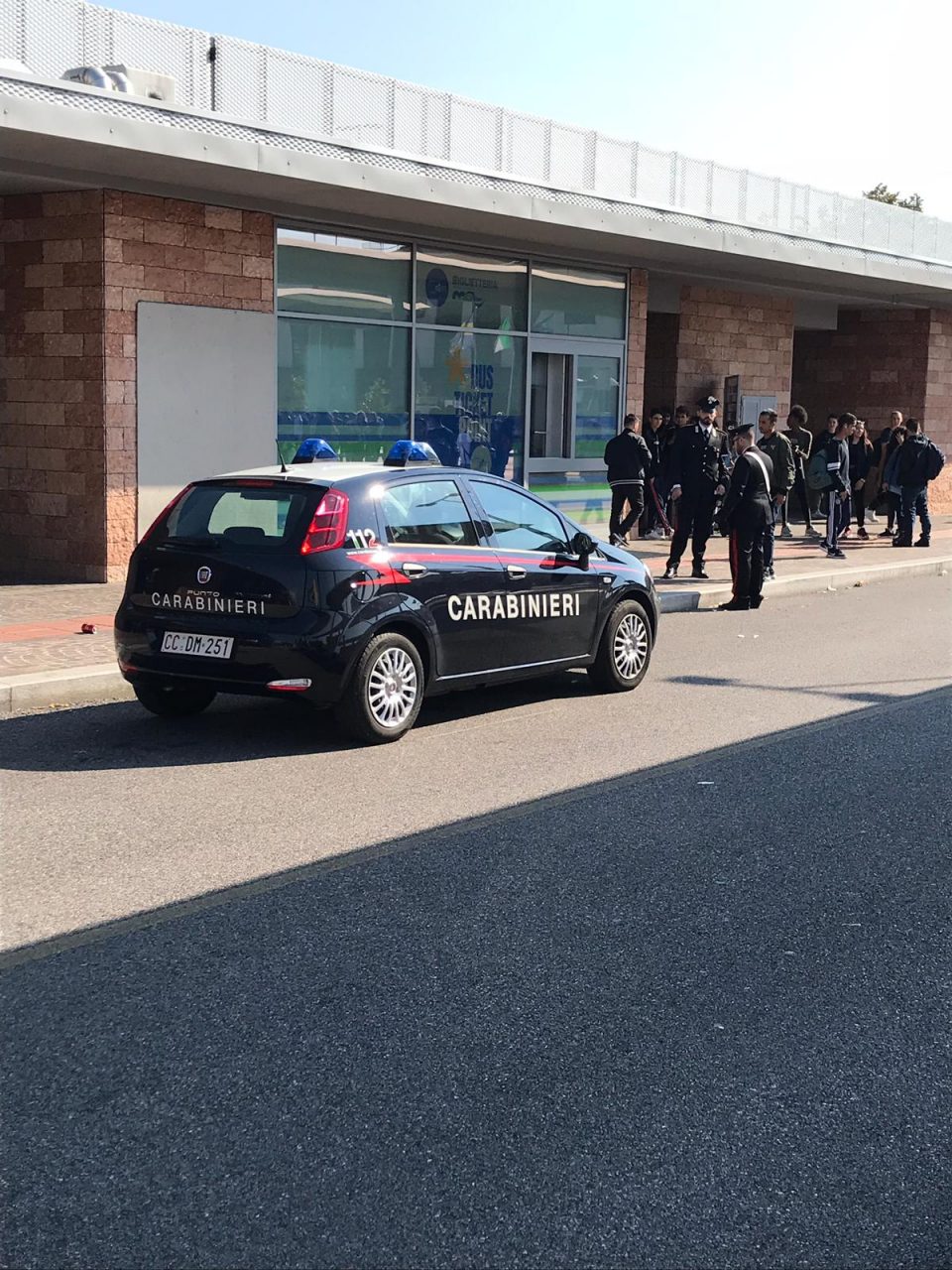 Cani antidroga sui bus veronesi, maxi operazione dei carabinieri contro lo spaccio