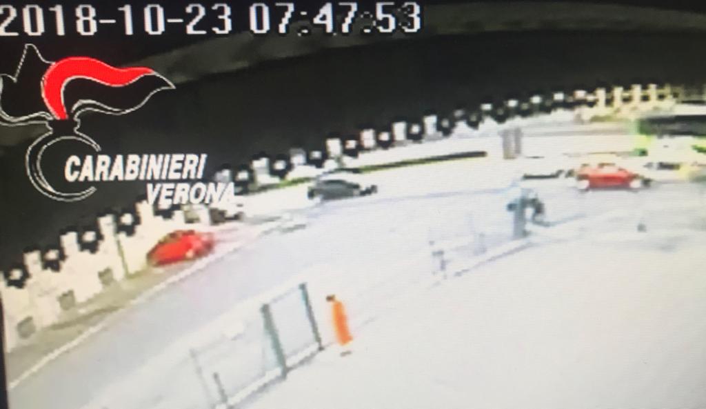 Donna accoltellata a Verona, il video dell’aggressione