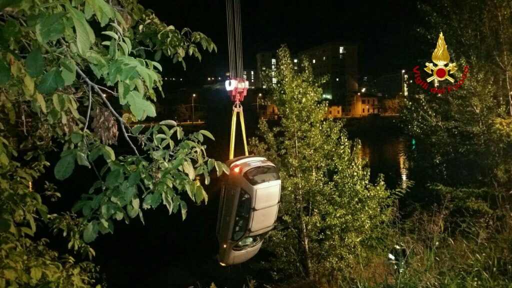 Finiscono nell’Adige con l’auto