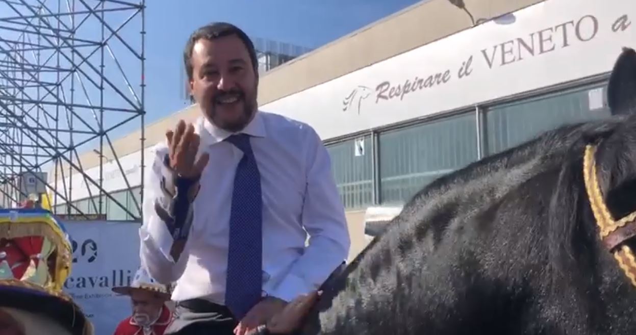 Salvini a Verona a cavallo