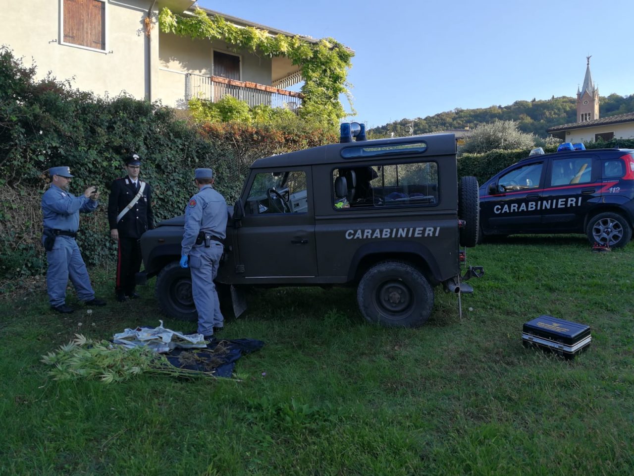 Operazione antidroga: coltivatori arresti. I carabinieri di Tregnago, insieme alla Forestale, hanno arrestato in flagranza una coppia di Tregango.