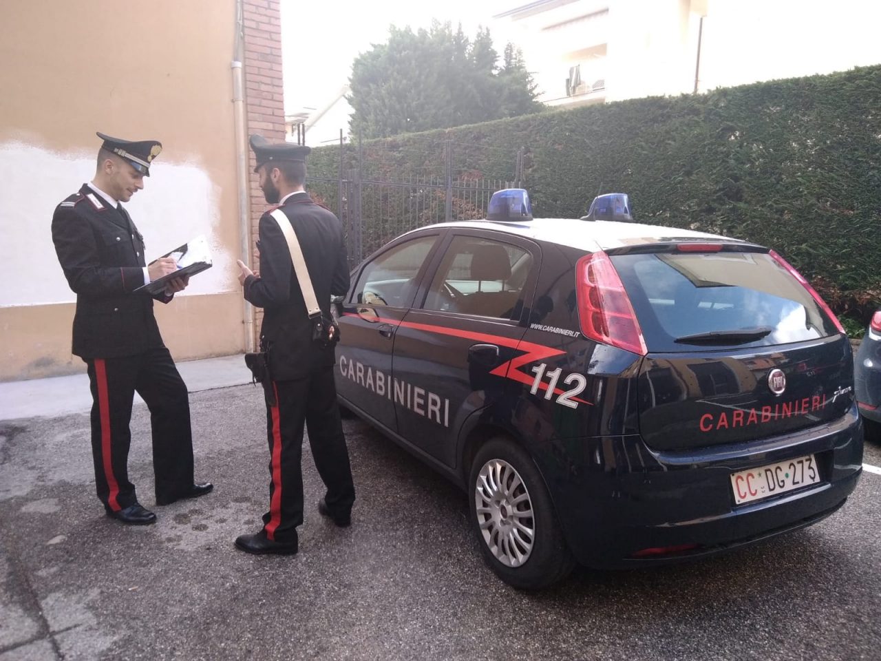 Furto in abitazione: arrestate due donne