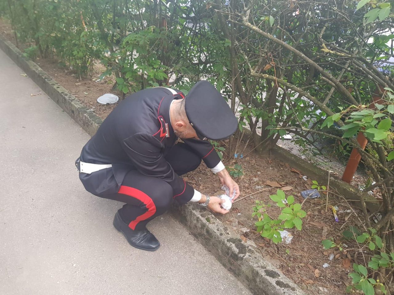 Spacciatore aggressivo finisce in manette
