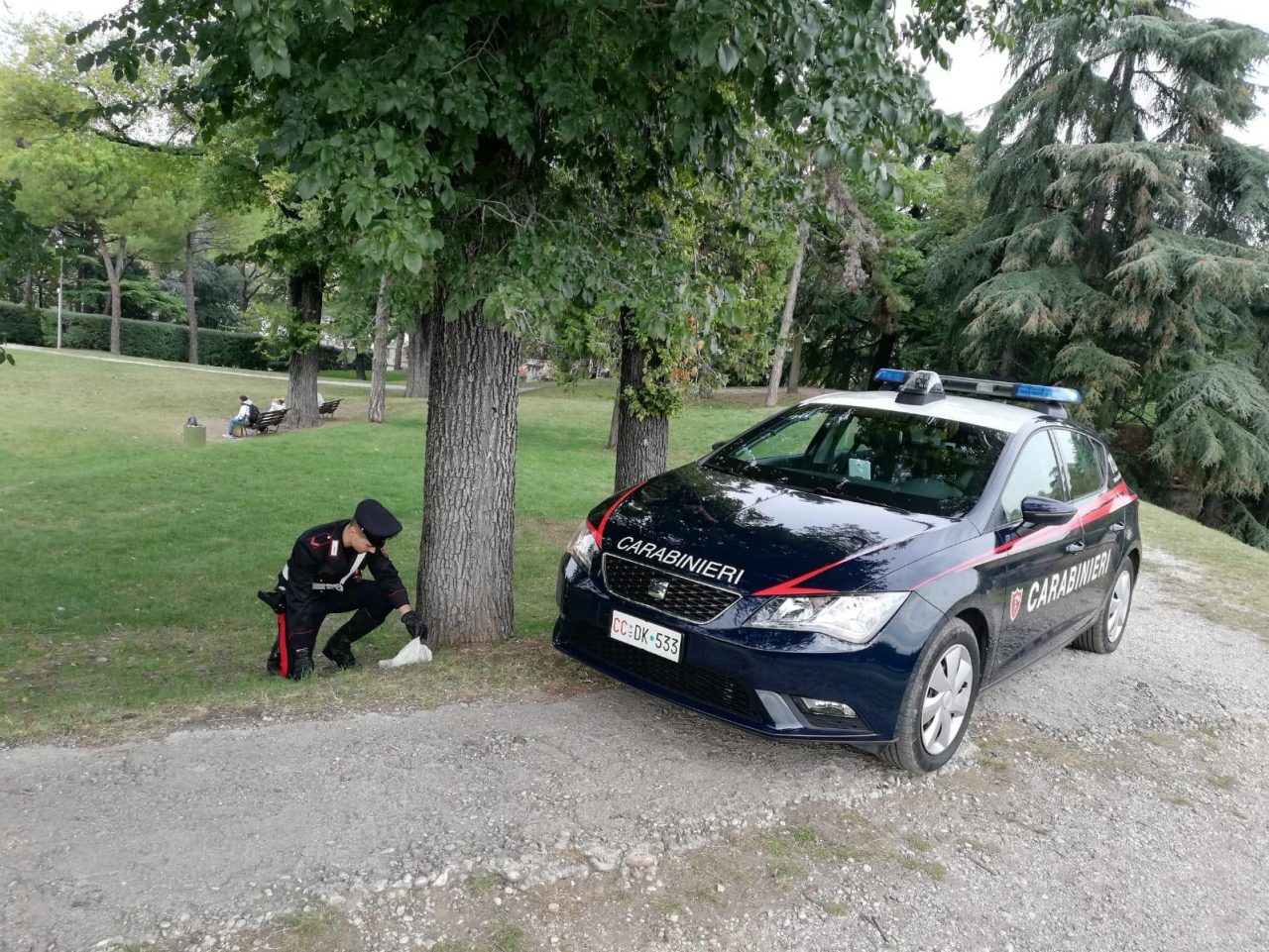 Tenta di buttare la droga, arrestato
