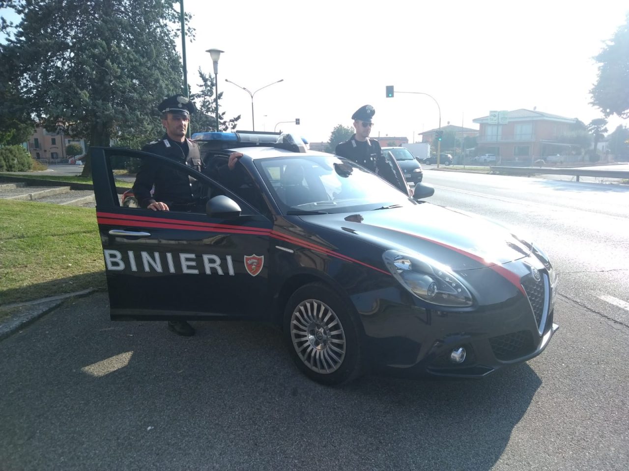 Eroina e coltello di 18 cm, due persone nei guai