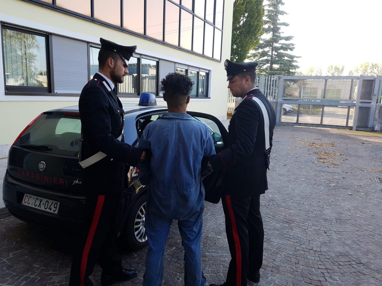 Vendeva droga ai ragazzini: arrestato