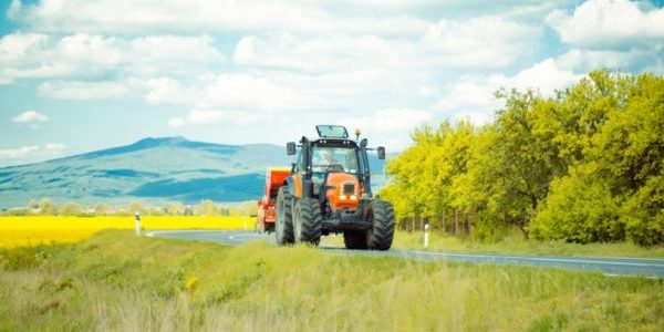 Si mette alla guida del trattore completamente ubriaco, denunciato un agricoltore