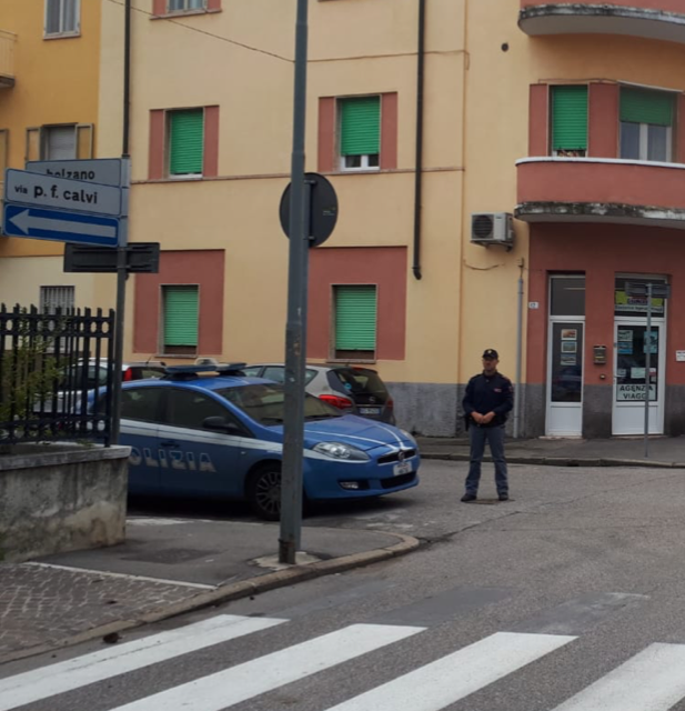 Sottrae borsello ad anziano e aggredisce il testimone