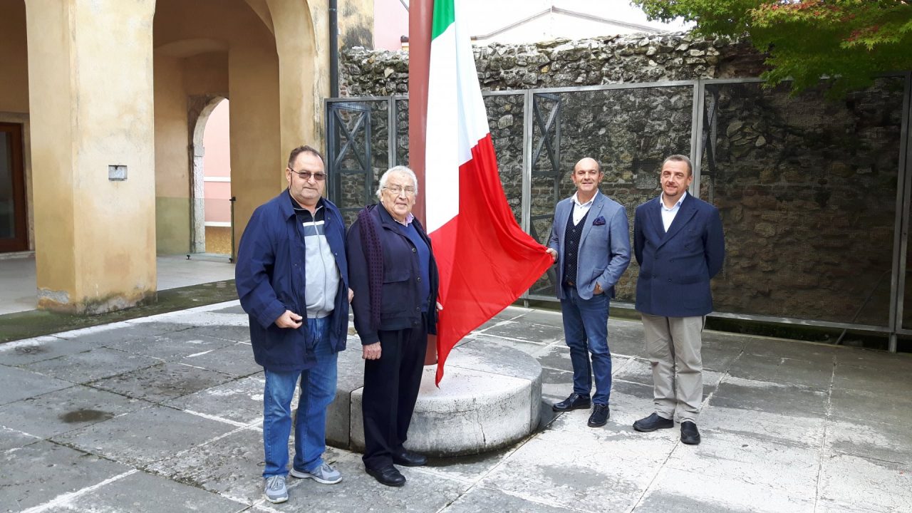 Donato dall’Anpi un nuovo tricolore al Comune di Soave
