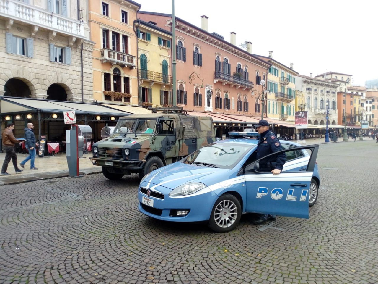 In manette un uomo violento
