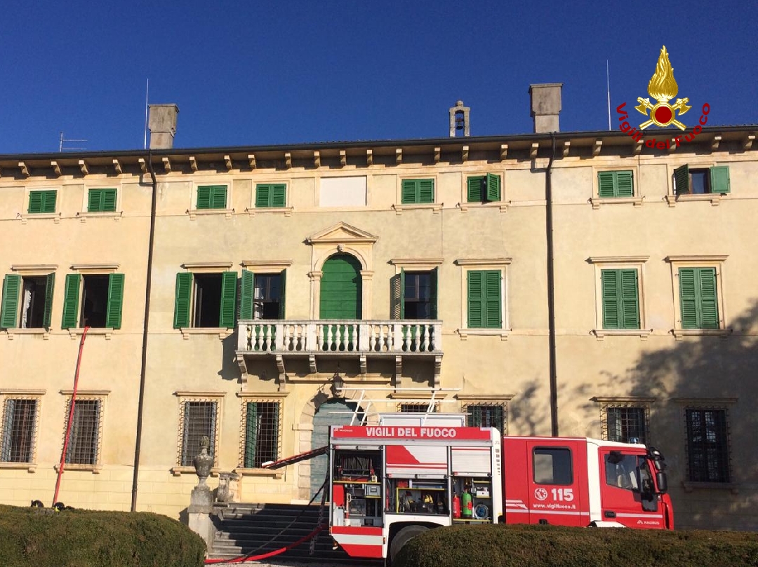 Villa cinquecentesca in fiamme