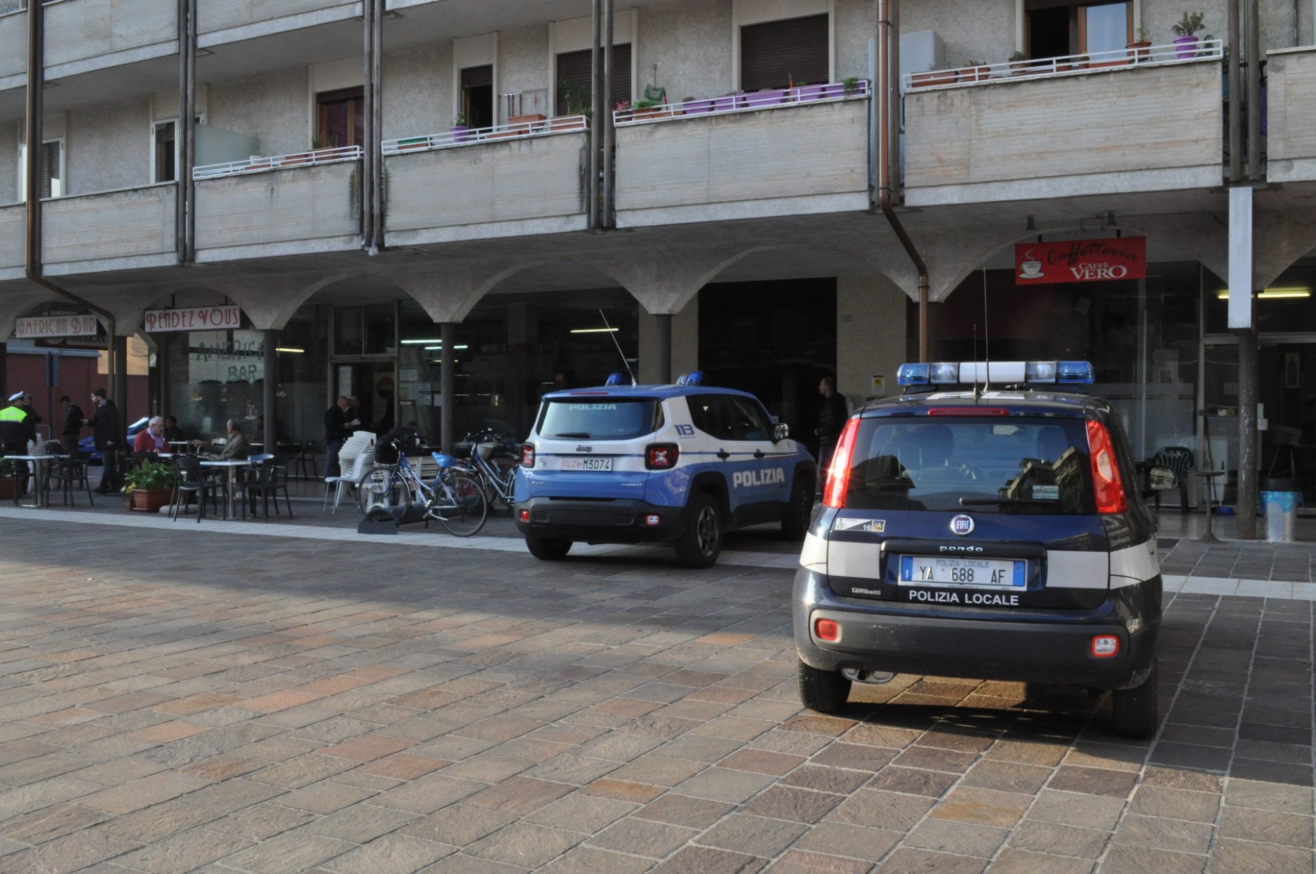 Controlli straordinari da parte della polizia di Stato. Servizio di controllo sulle strade e nei locali di Legnago verifiche su oltre 350 autovetture, 7 locali e 42 persone.