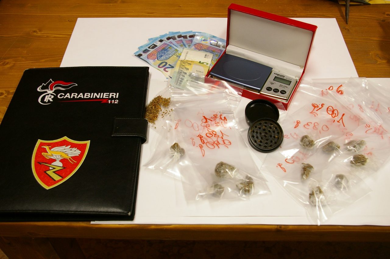 Spacciava marjuana ai minorenni, studente arresto