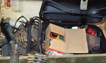 Polizia sequestra un arsenale di armi, esplosivo e detonatori nel garage di una persona deceduta